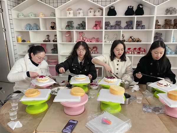 农发行余庆县支行开展‘三八’妇女节DIY蛋糕”主题活动