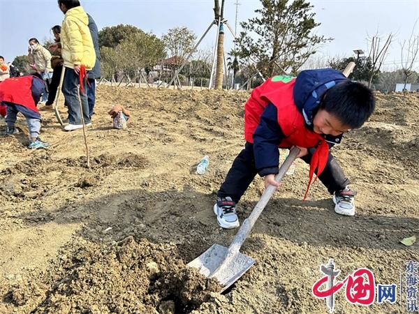 “植”此青绿 拥抱春天 洪泽实小开展“文明实践 我是行动者——植树节”主题活动