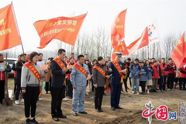 淮安市“六个同行”生态环保志愿服务队参加同心共植“新四军林”和“雷锋林”活动