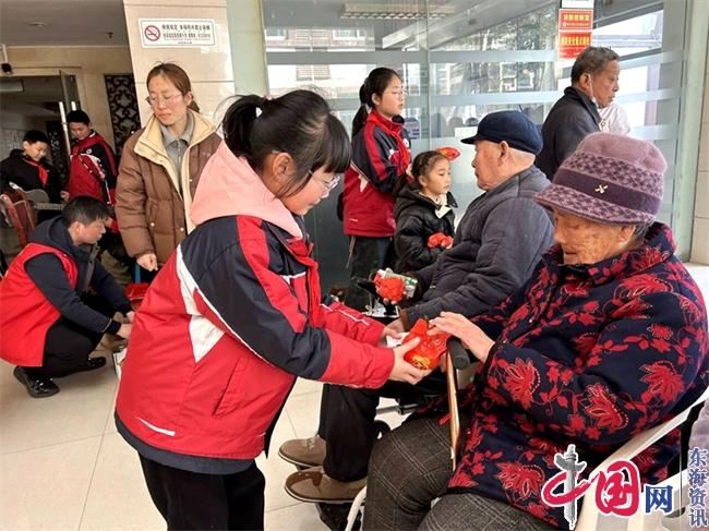 阳春三月学雷锋 敬老院里情意浓