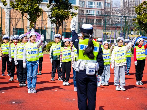 南通海门公安：“警校”联合组织学生开展“小小交警”体验活动