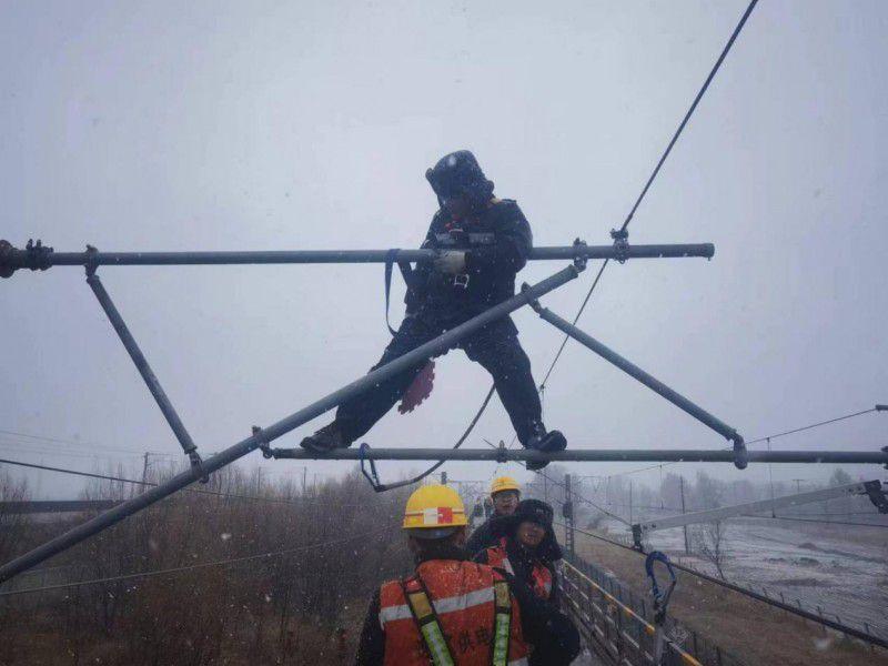 通辽供电段多措并举 应对雨雪极端天气