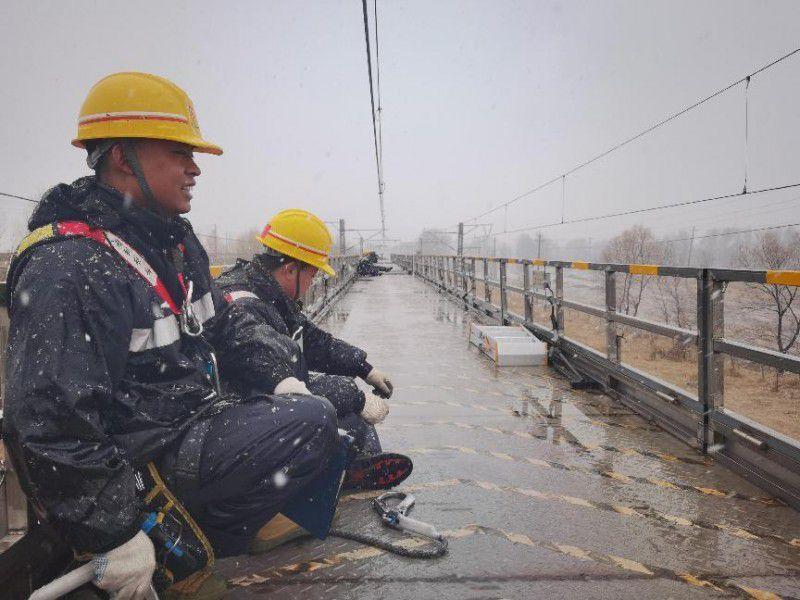 通辽供电段多措并举 应对雨雪极端天气