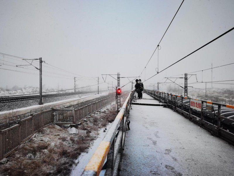 通辽供电段多措并举 应对雨雪极端天气