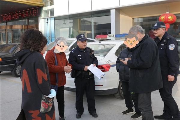 外地游客点赞海门!七旬游客迷路 民警相助获赠锦旗