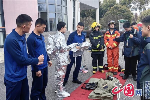 苏州黄埭镇学生团员零距离体验“小小消防员”