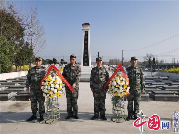 兴化市戴窑镇人武部组织民兵清明时节祭扫烈士墓