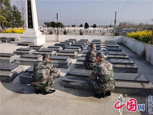 兴化市戴窑镇人武部组织民兵清明时节祭扫烈士墓