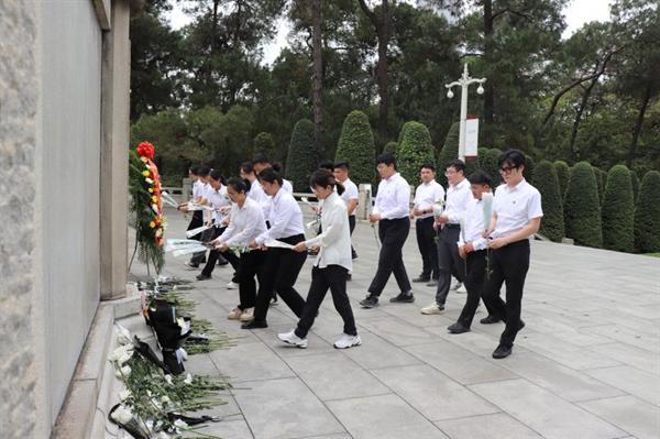 缅怀革命先烈 传承红色基因——中铁十局白云机场三期项目党支部开展缅怀先烈主题党日活动