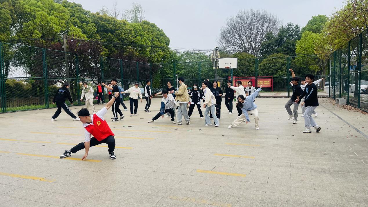 南京谢村社区开展“我运动，我健康，我快乐”太极拳韵律操活动