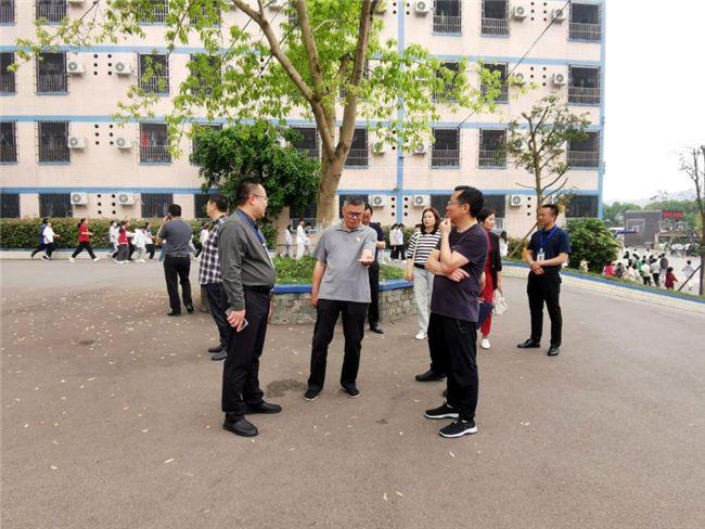 江安县决策咨询委员会到底蓬中学开展课题调研活动