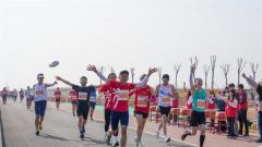 青年志愿者助力中新天津生态城首场半程马拉松赛