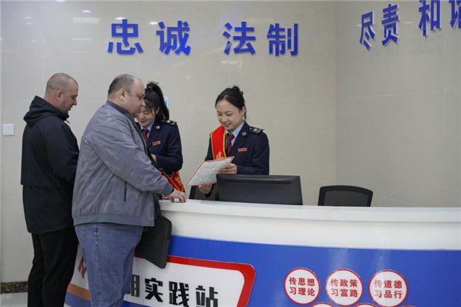 同江市税务局：双语便民优服务 税务服务更有“国际范”