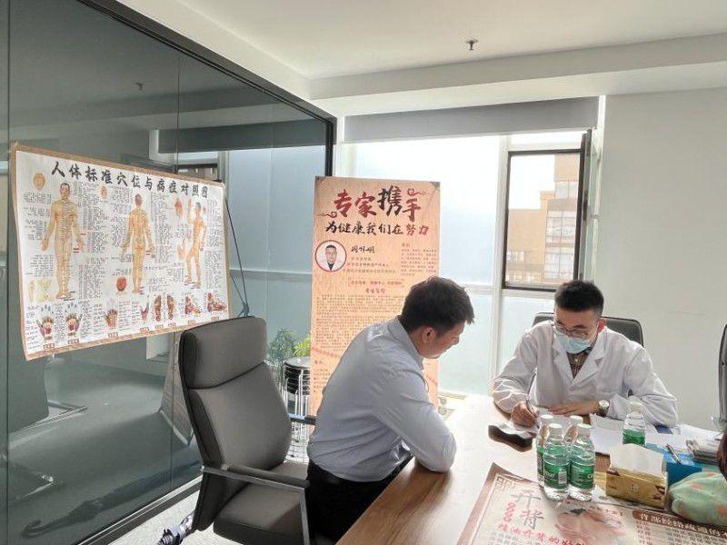 中建一局三公司北京分公司工会组织中医义诊活动