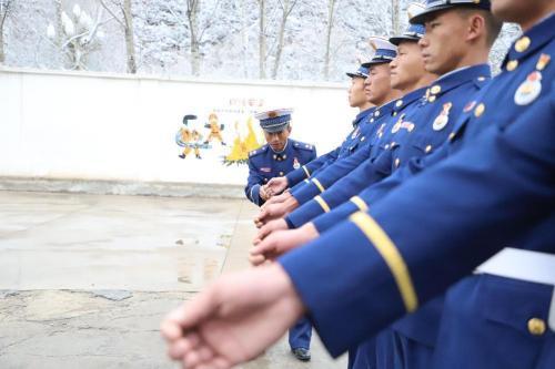 学条令、严作风、正秩序、保安全 ——昌都市左贡县森林消防开展“条令学习月”活动