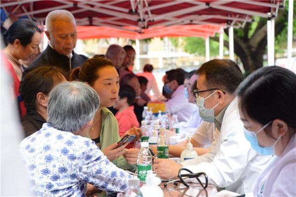 代表服务暖基层 专家义诊送健康