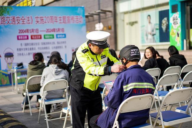 南通海门公安交警开展“法润平安 文明相伴”主题宣传活动