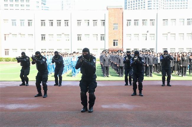 抚顺市公安局新抚公安分局举办“青春警色 活力校园”庆祝五四青年节警营开放活动