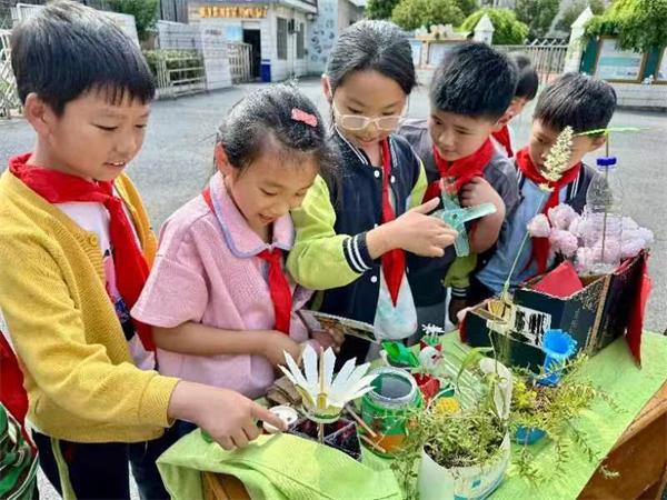 缤纷五一欢乐多 劳动实践促成长