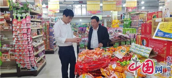 兴化市合陈镇人大主要负责人督查校园和超市食品安全