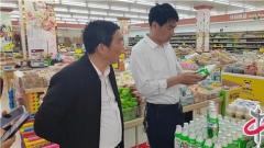 兴化市合陈镇人大主要负责人督查校园和超市食品安全