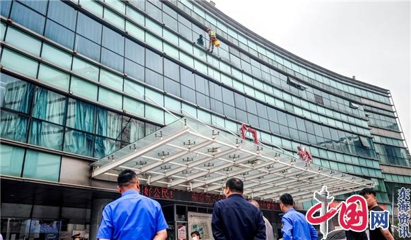 南京六合城管“三个强化” 督促城市楼宇“勤洗脸”提升城市靓丽街景立面