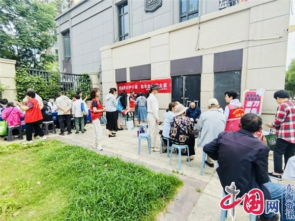 南京新河社区开展“老行当进社区”便民服务活动