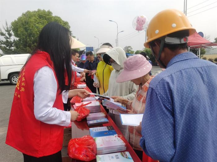 赶大集 进社区 共绘民生新画卷——金湖县银涂镇开展社会救助政策宣传月活动