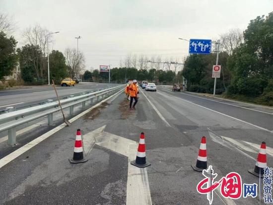 泰州市公路中心姜堰分中心迅速处理路面油污