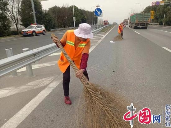 泰州市公路中心姜堰分中心迅速处理路面油污