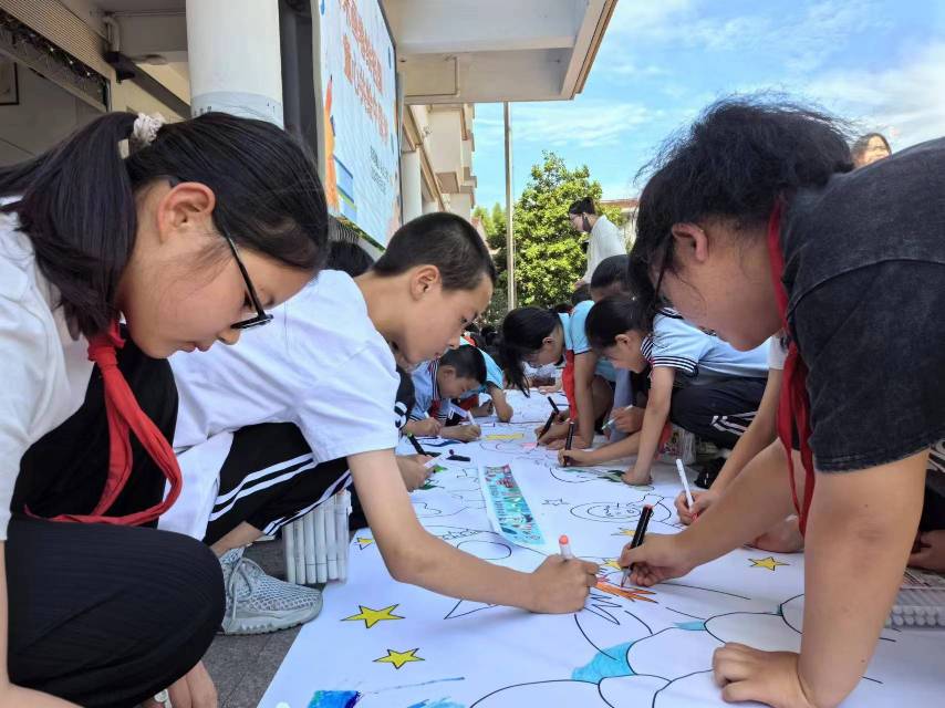 巍山镇中心小学：“童心奔赴，共绘祖国”巍万教共体学生跨市联谊庆“六一”