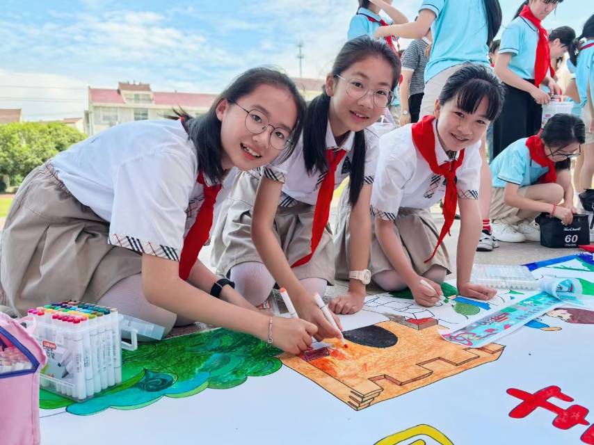 巍山镇中心小学：“童心奔赴，共绘祖国”巍万教共体学生跨市联谊庆“六一”