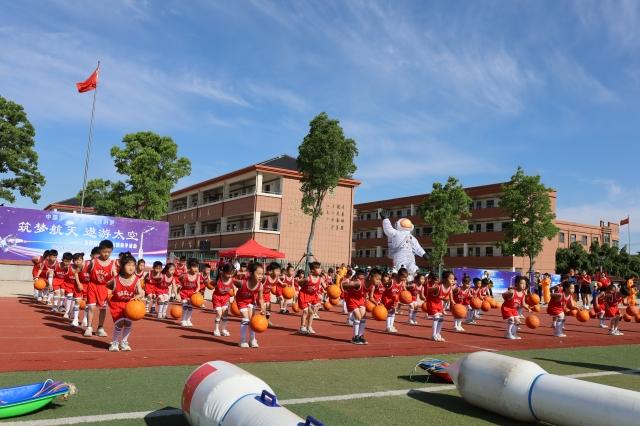 筑梦航天 遨游太空 ——新沂市棋盘镇小天使幼儿园举行大型航天主题亲子活动