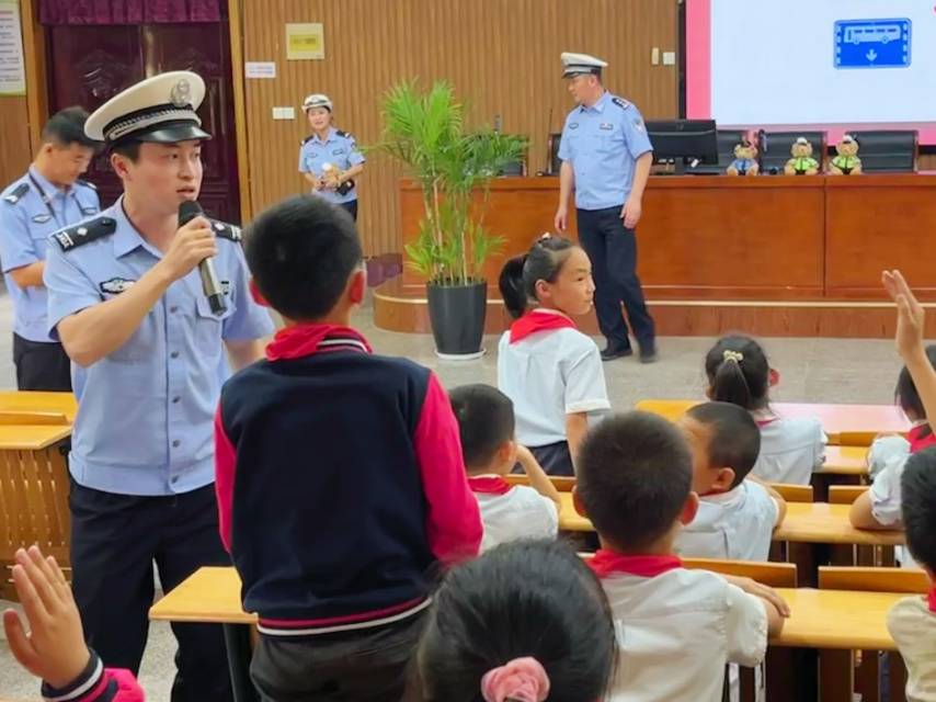 东阳市歌山镇中心小学：“警”囊进校园 讲好“安全课”