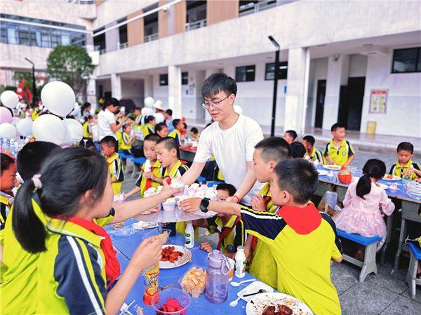 江西省吉安市第八中学城北校区开展“长桌吉宴庆六一”主题活动