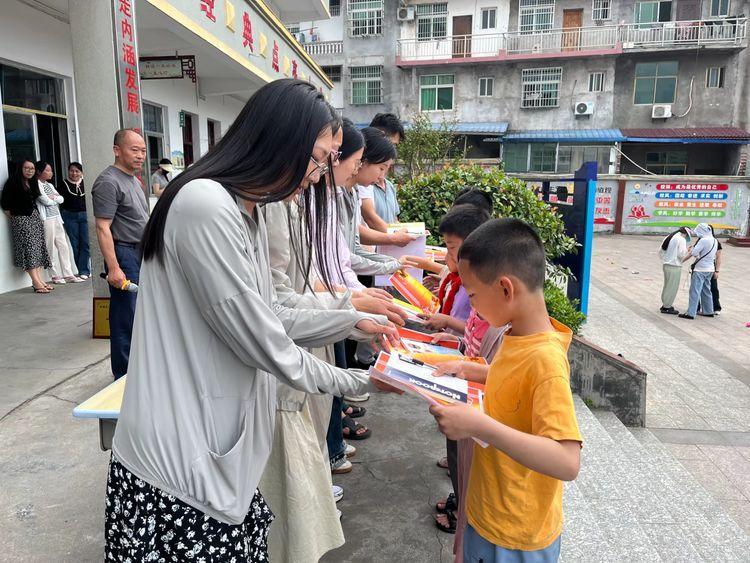 童真童趣同欢乐 童言童语庆六一 ——里塔镇中心小学开展迎“六一”儿童节系列活动