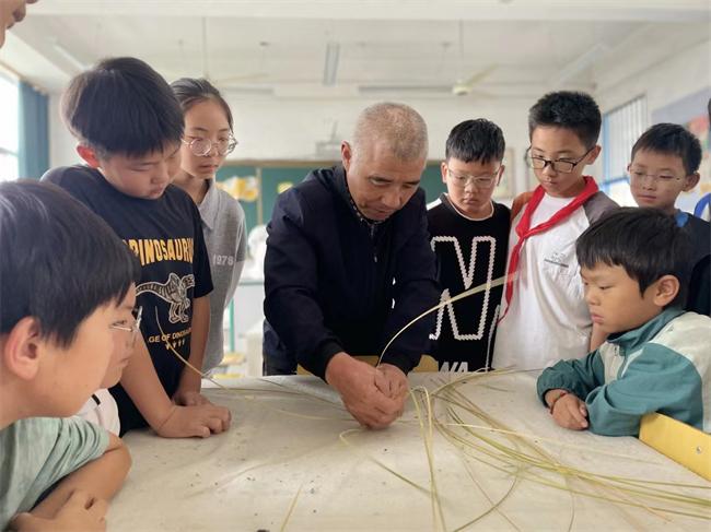 任湖田小学：感受非遗 体验指尖上的竹编技艺