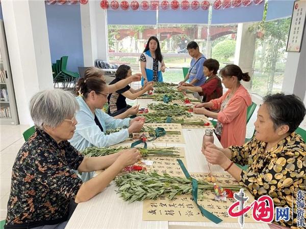 苏州工业园区加城社区开展“端午菖蒲香满社区”手工活动