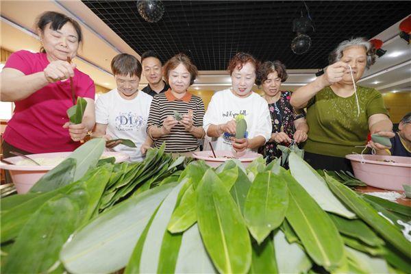 江西吉安：端午粽飘香 共话邻里情