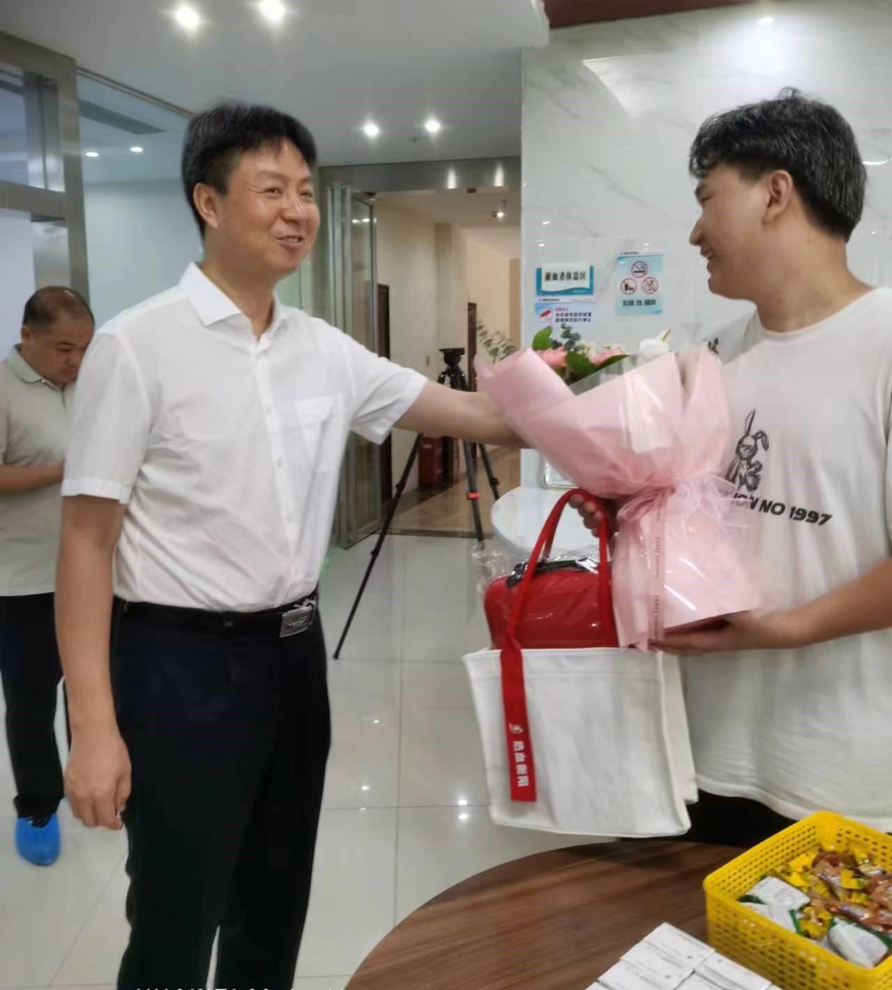 衡阳市副市长谢宏调研无偿献血工作并看望慰问无偿献血者