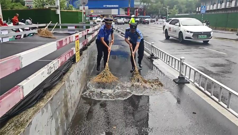 鼓楼区城管局：风雨中 为市民出行安全保驾护航