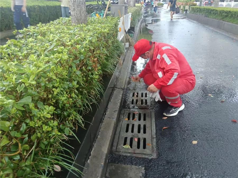 鼓楼区城管局：风雨中 为市民出行安全保驾护航