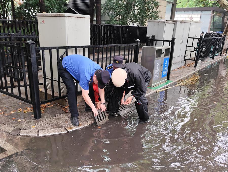 鼓楼区城管局：风雨中 为市民出行安全保驾护航