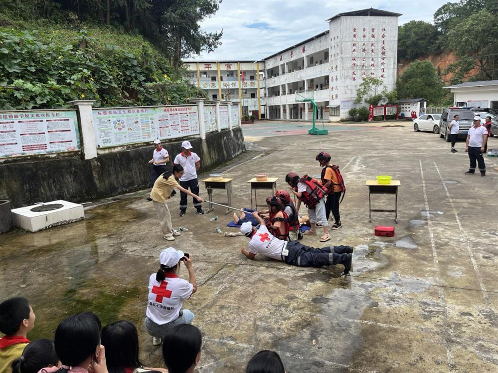 “救”在身边 珍爱生命 预防溺水——湖坊小学开展红十字救援及雄鹰救援队进校园活动