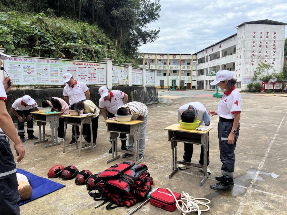 “救”在身边 珍爱生命 预防溺水——湖坊小学开展红十字救援及雄鹰救援队进校园活动