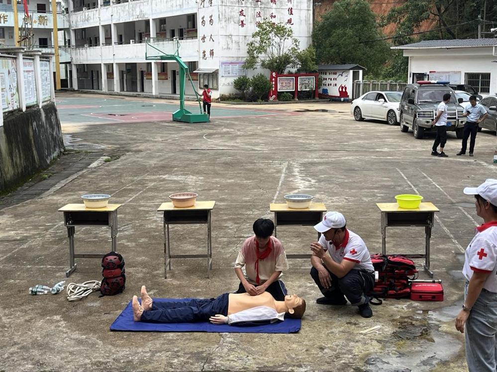 “救”在身边 珍爱生命 预防溺水——湖坊小学开展红十字救援及雄鹰救援队进校园活动