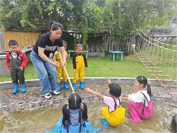 宜宾市翠屏区金秋湖镇明威中心幼儿园开展防溺水安全教育宣传活动