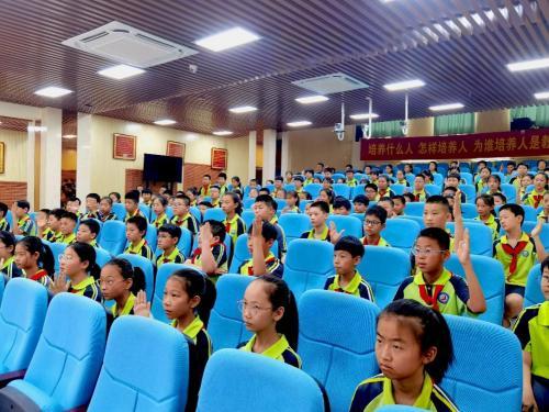 播撒红色种子 筑牢国防根基——中部战区陆军某直属旅走进驻地小学开展国防教育宣讲