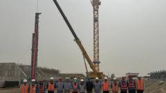 上海宝冶新疆火烧云项目-铅渣配料仓钢柱首吊完成