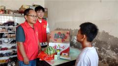 南通通州志愿者给困境妇女儿童夏日送“清凉”